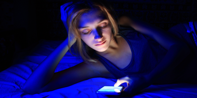 La luce blu dei nostri device influisce negativamente sul sonno notturno